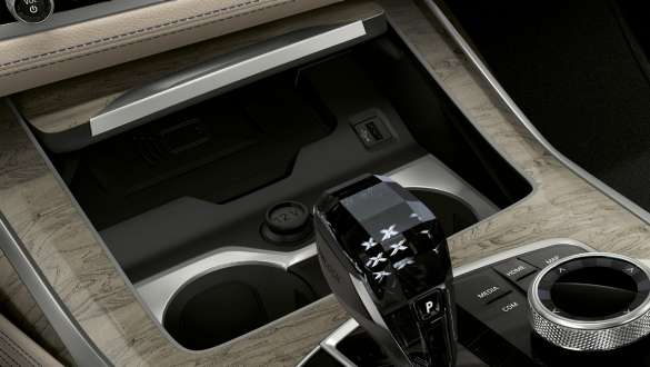 Temperature-controlled cupholders Close-up of the centre console with focus on temperature-controlled cupholders