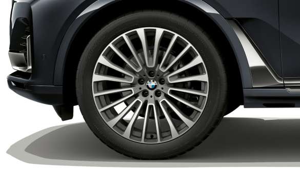 BMW X7 22’’ light alloy wheels Close-up of the BMW X7 22’’ light alloy wheels