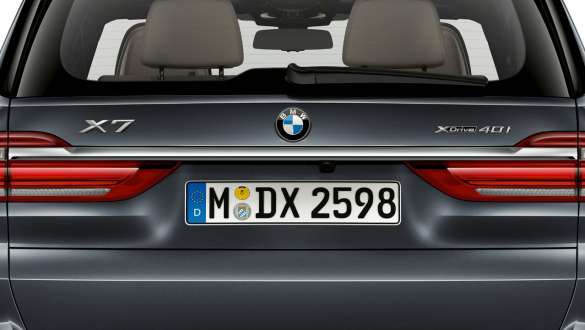 Chrome bar rear Close-up of the BMW X7 Chrome bar rear