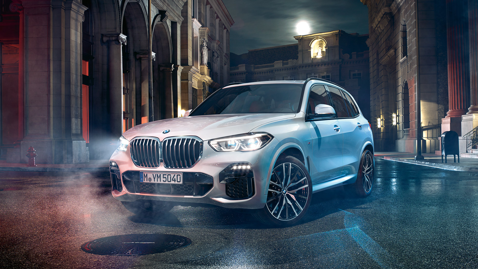 BMW X5 three-quarter front view BMW X5 G05 2018 Mineral White metallic three-quarter front view standing at night