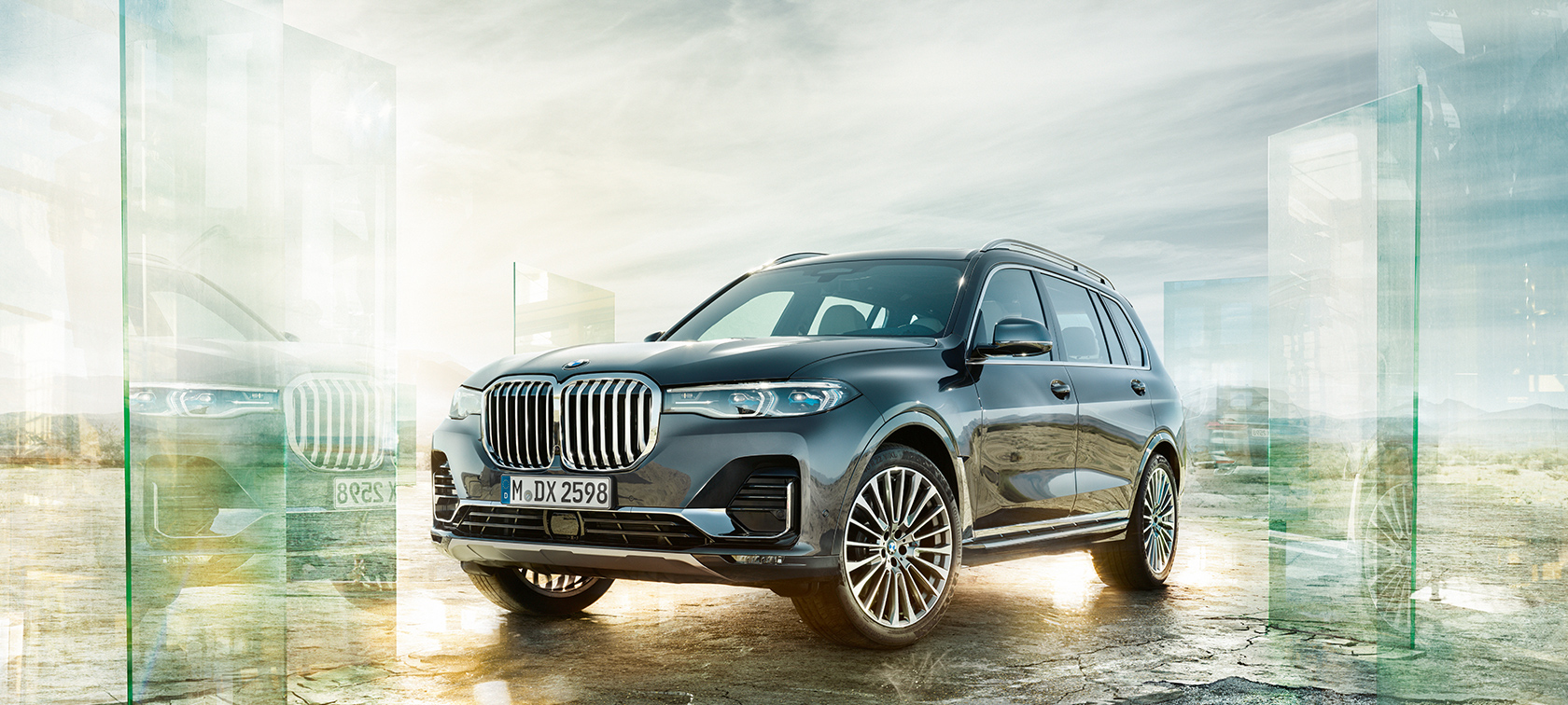 BMW X7, three-quarter front view BMW X7 in the three-quarter front view in front of the desert background