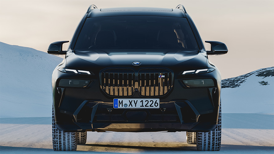 BMW X7 G07 in BMW Individual Frozen Black, front view, parking on Snow
