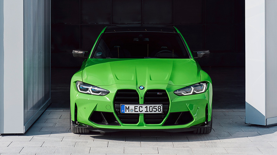 BMW M4 Competition Coupé G82 2021 BMW Individual Signal Green front view  BMW M4 Competition Coupé G82 2021 BMW Individual Signal Green front view standing in gateway