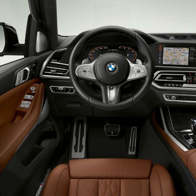 BMW X7, BMW X7 M50d cockpit Frontal close-up of the driver's cockpit of the BMW X7 with BMW X7 M50d features
