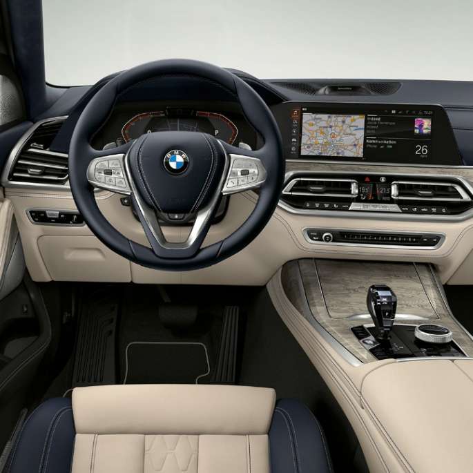BMW X7, Design Pure Excellence cockpit Frontal close-up of the driver's cockpit of the BMW X7 with Design Pure Excellence features