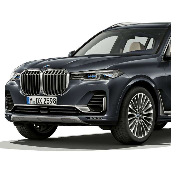 BMW X7 Design Pure Excellence Studio shot of the BMW X7 three-quarter front view in Design Pure Excellence