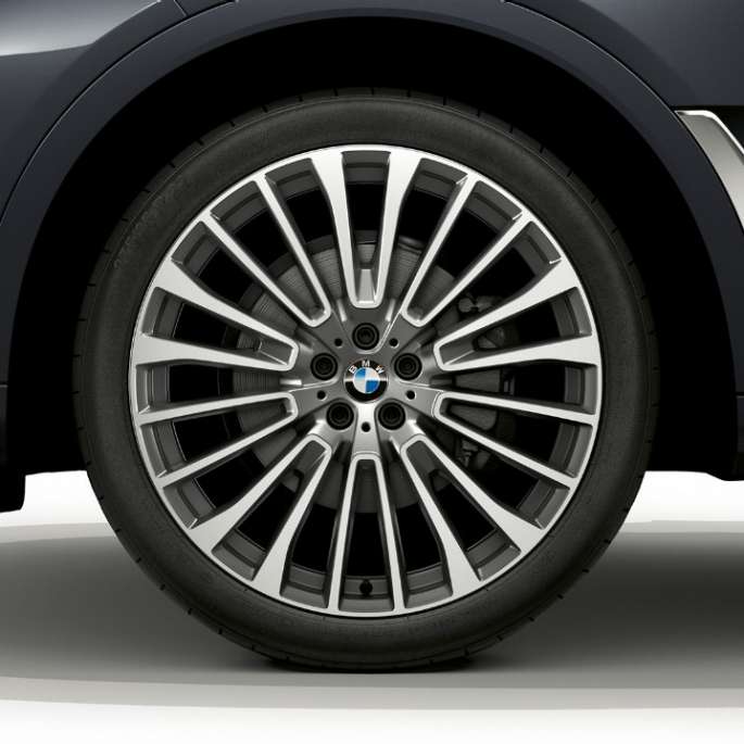 BMW X7, Design Pure Excellence light alloy wheel Close-up of the light alloy wheel of the BMW X7 with Design Pure Excellence features