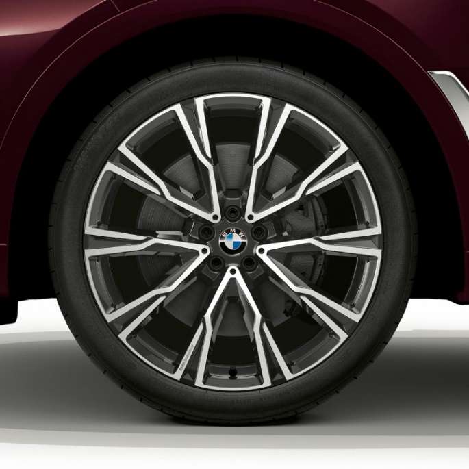 BMW X7, M Sport Package light alloy wheel Close-up of the light alloy wheel of the BMW X7 with M Sport Package features