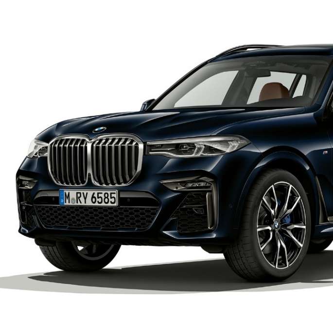 BMW X7 BMW Individual X7 40i xDrive Studio shot of the BMW X7 three-quarter front view as BMW Individual X7 40i xDrive