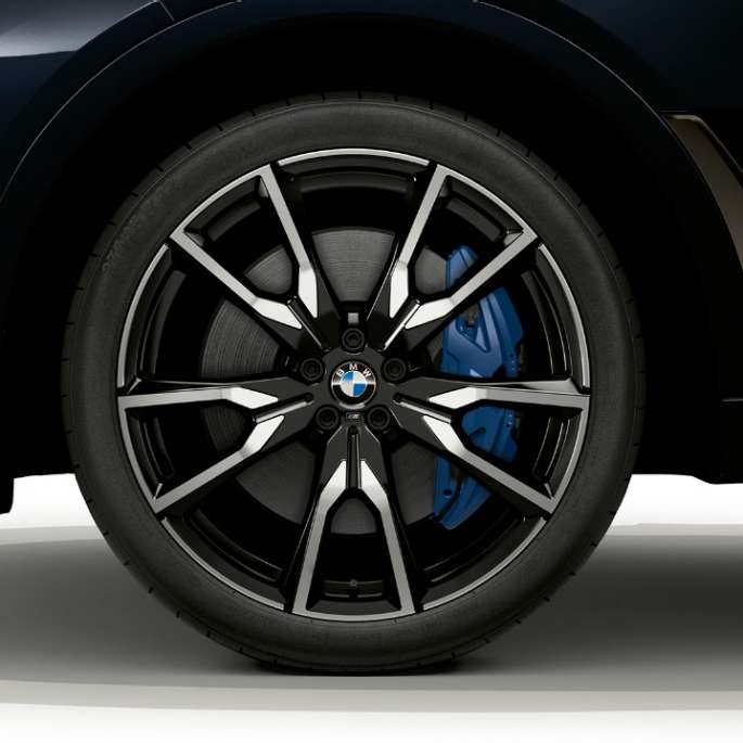 BMW X7, BMW Individual X7 40i xDrive light alloy wheel Close-up of the light alloy wheel of the BMW X7 with BMW Individual X7 40i xDrive features