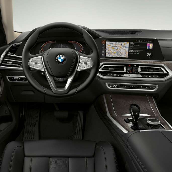 BMW X7, Standard equipment cockpit Frontal close-up of the driver's cockpit of the BMW X7 with standard equipment features