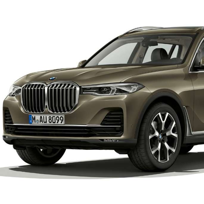 BMW X7 Standard equipment Studio shot of the BMW X7 three-quarter front view in Vermont bronze