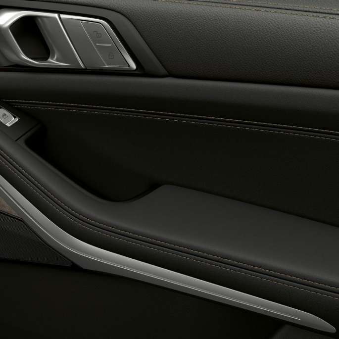 BMW X7, standard equipment inner door Close-up of the inner door of the BMW X7 with standard equipment features