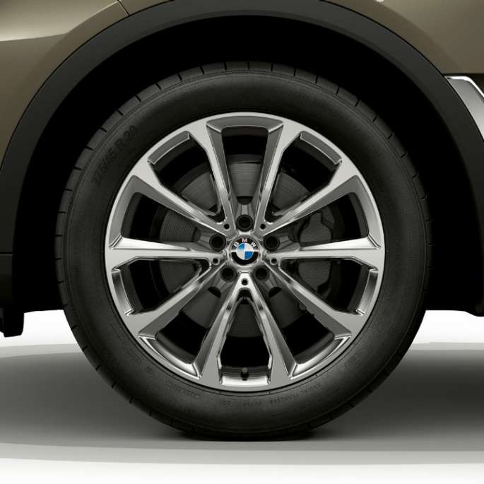 BMW X7, standard equipment light alloy wheel Close-up of the light alloy wheel of the BMW X7 with standard equipment features